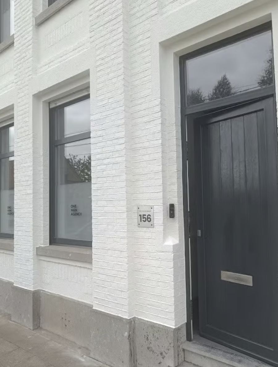 De gevel van One Man Agency in de Denderbellestraat 156 in Dendermonde